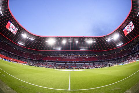 🎥😂 | Verdwaalde pitch invader!? Dronken fan FC Köln wankelt veld op in leeg stadion Bayern