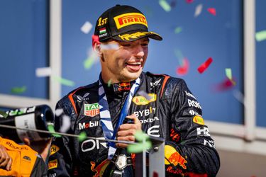Max Verstappen noemt auto een 'raket' na voorsprong van 33 seconden