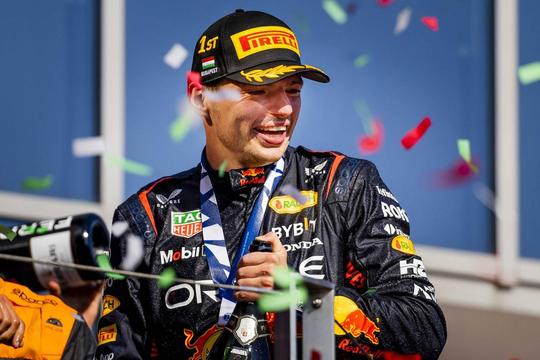 Max Verstappen noemt auto een 'raket' na voorsprong van 33 seconden