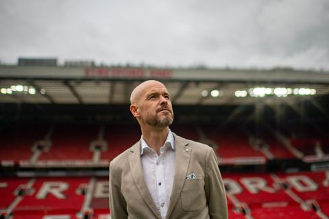 Erik ten Hag stormt als Gertjan Verbeek door ManUnited: trainer wisselt dug-outs Old Trafford