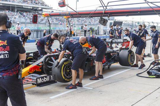 Ferrari dient protest in tegen Max Verstappen vanwege overschrijden pitlanelijn