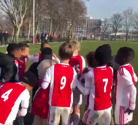 Talentjes Ajax onder 9 vieren feest na dikke zege op Feyenoord: '90 minuten lang!' (video)