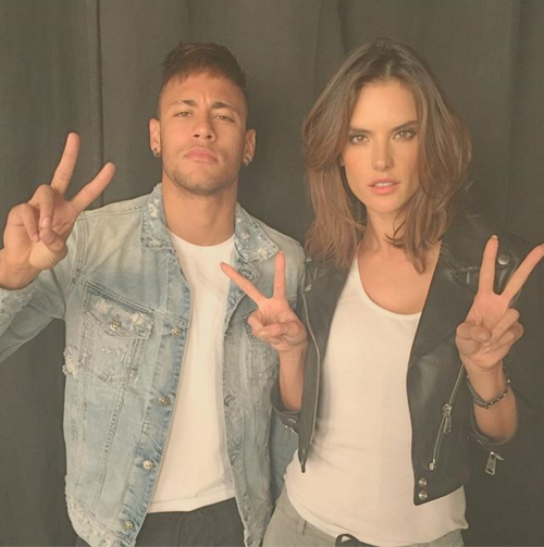 Neymar 'pronkt' met Ronaldo's chick