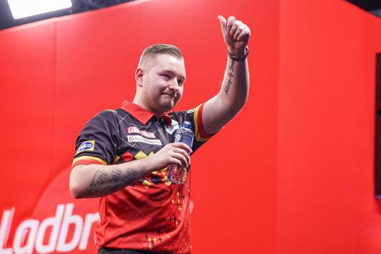 🎥 | Denderende Dimitri Van den Bergh wint Nordic Darts Masters in Kopenhagen