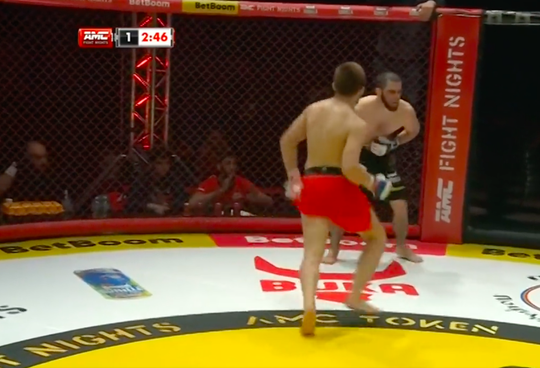🎥 | KO! MMA-vechter hapt naar adem na incasseren van deze brute levertrap