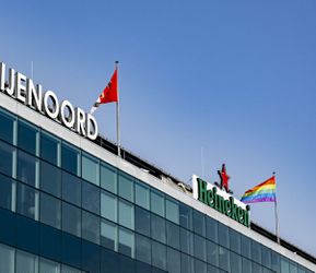 Feyenoord hijst op Roze Zaterdag regenboogvlag nabij De Kuip