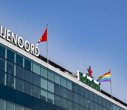 Feyenoord hijst op Roze Zaterdag regenboogvlag nabij De Kuip