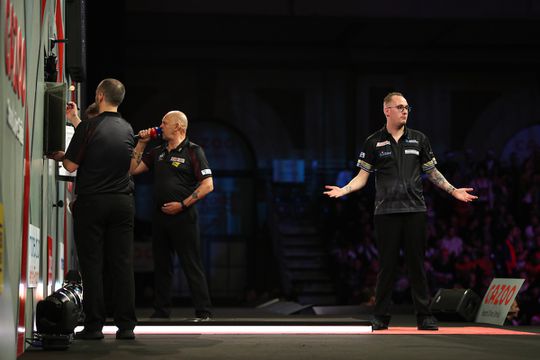 📸 | PDC frommelt wéér met naam Jimmy Hendriks, nu in aankondiging voor duel met Dolan
