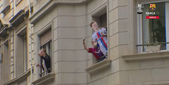 🎥🤣 | Frenkie de Jong ziet ineens zichzelf uit raam hangen tijdens huldiging Barcelona