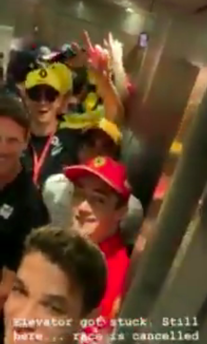 HAHA! Groepje F1-coureurs zit vast in een lift: 'De race gaat niet door' (video)