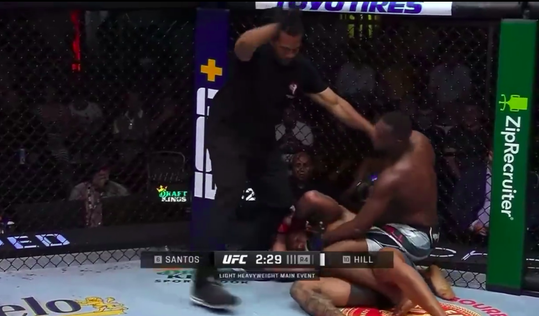 🎥 | UFC: Jamahal Hill verslaat Thiago Santos in DEZE ongekend harde sloopsessie