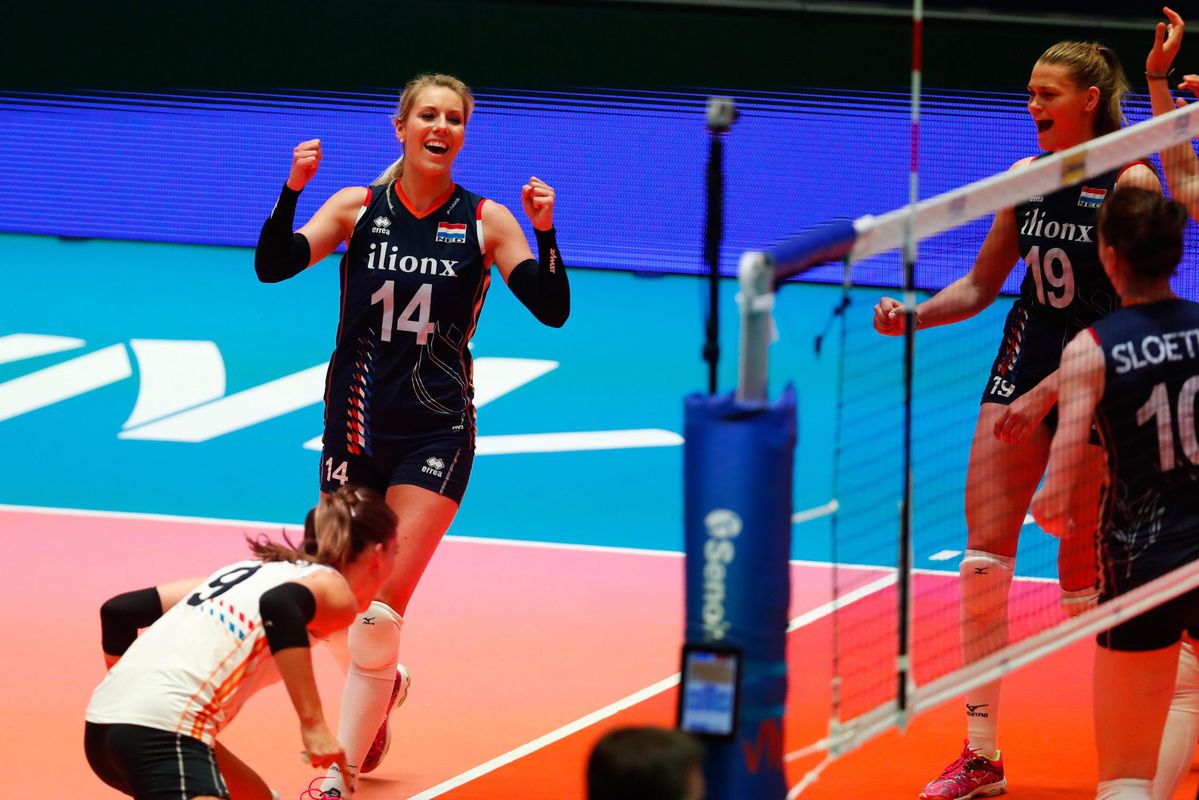 Lekkere start! Nederlandse vrouwen winnen openingswedstrijd op EK volleybal zonder problemen (video)