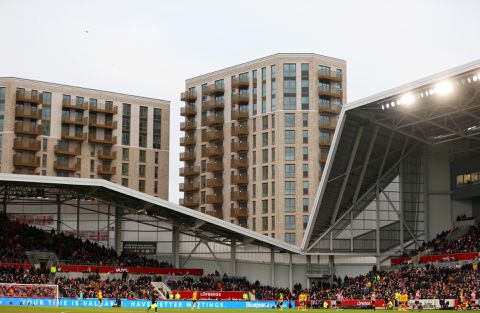 Premier League-wedstrijd tussen Brentford en Wolverhampton stilgelegd om drone