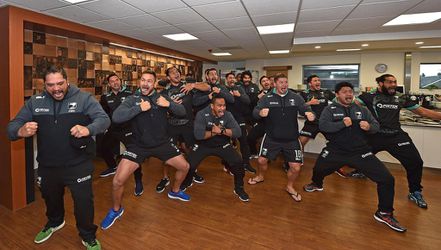 Nieuw-Zeelandse rugbyers verwennen Klopp met Haka en cadeau