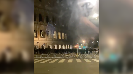 🎥 | Hooligans AS Roma op jacht naar Feyenoord-fans, politie treedt op