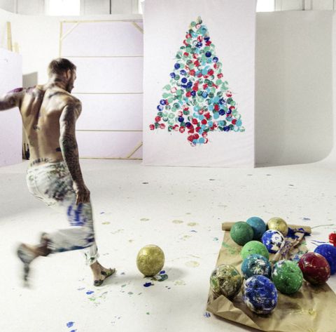 📸🌲 | Say what!? Topless David Beckham schildert kerstboom met zijn traptechniek