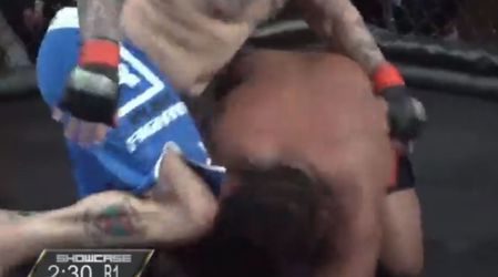 🎥 | BRUTE WRAAK! MMA-vechter slaat keihard terug na illegaal knietje van tegenstander