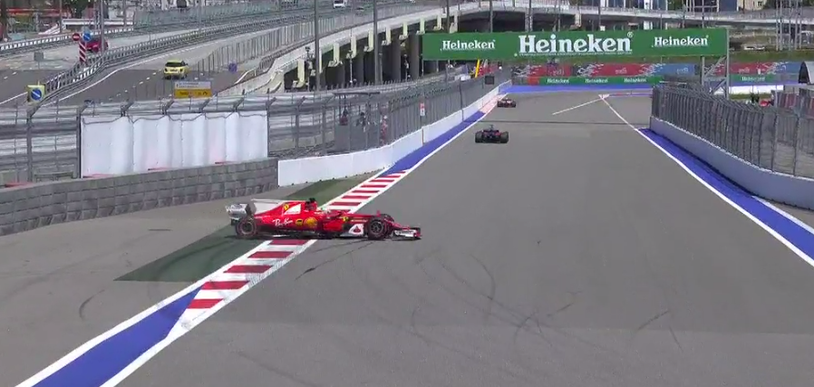 Vettel spint in Sochi en hobbelt achterstevoren verder (video)