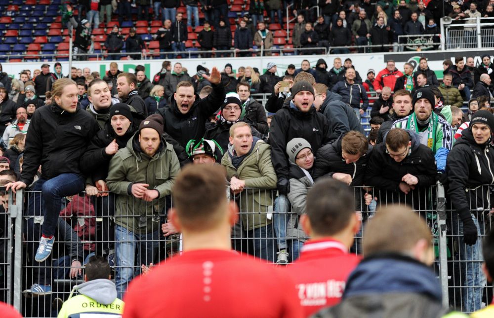 Hannover 96-fans draaien helemaal door na weer een nederlaag