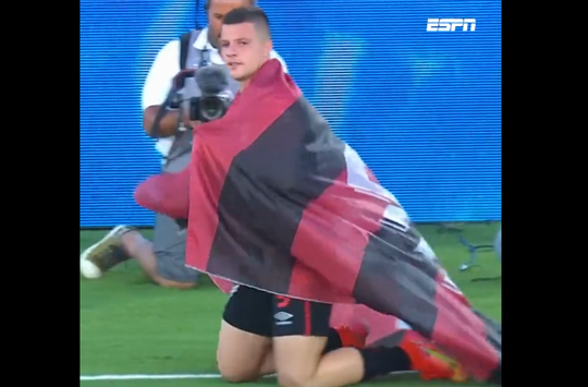 Blij! Atletico Paranaense-aanvaller kruipt het hele veld over om Copa Sudamericana-zege te vieren