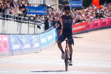 Dylan van Baarle snapte niks van zege Parijs-Roubaix: 'Ik keek of er nog andere renners aankwamen'