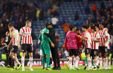 🎥​ | PSV-trainer Van Nistelrooij knuffelt blunderende Benítez: 'Kop op en rug rechten'