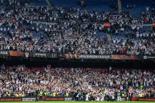 🎥 | Indrukwekkend! Camp Nou overgenomen door supporters van Eintracht Frankfurt na Europa League-stunt