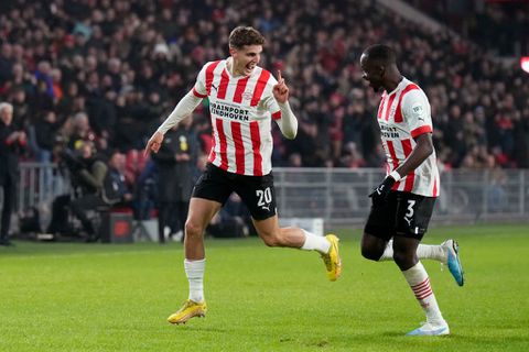 PSV houdt druk op concurrentie: Guus Til matchwinner tegen Vitesse