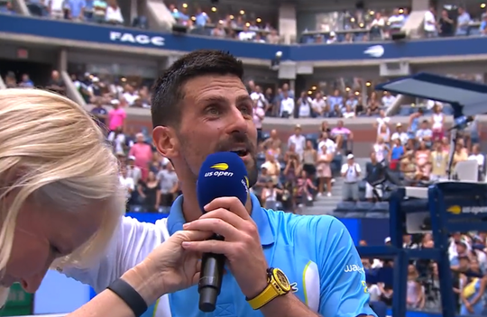 🎥 | Novak Djokovic steelt de show met zangkunsten na winst op US Open