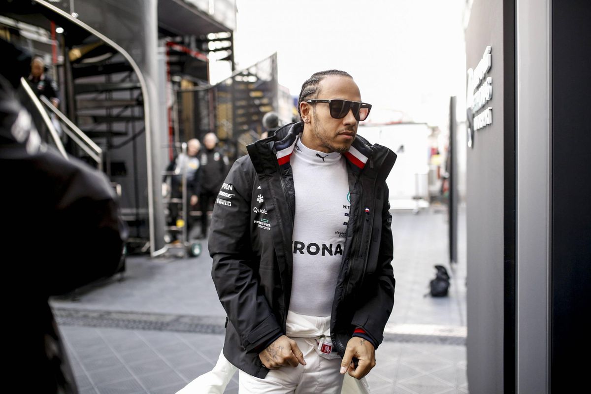 Hamilton merkt weinig verschil ondanks nieuwe regels: ‘Er is nauwelijks iets veranderd’