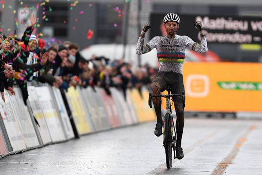 Koning! Mathieu van der Poel grijpt in Hoogstraten 30ste (!) veldritzege van de winter