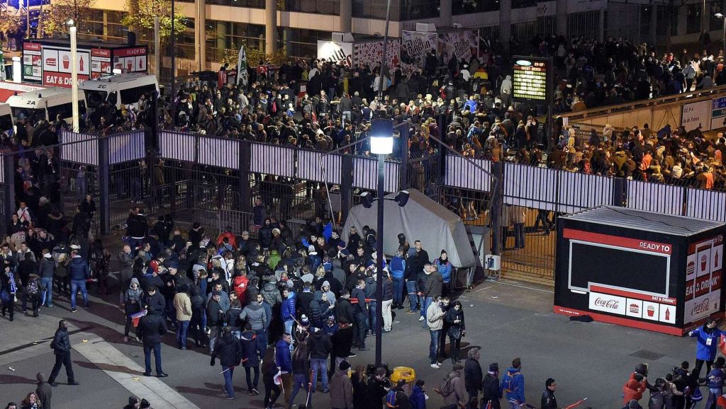 Nederlandse en Duitse fans werken samen aan herdenkingsactie Parijs