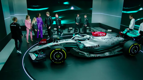 📸 | FIA kijken we mee? George Russell raakt nieuwe achtervleugel Mercedes aan