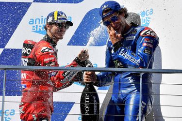 Francesco Bagnaia neemt leiding in MotoGP na harde valpartij Fabio Quartararo