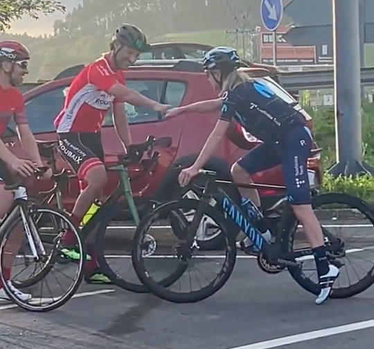 🎥 | Van Vleuten doet 'rustig' een extra trainingsritje tussen 2 Vuelta-etappes door