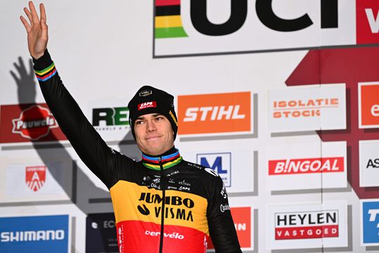 🎥 | Wout van Aert beukt - ondanks pech onderweg - naar 1e wereldbekerzege