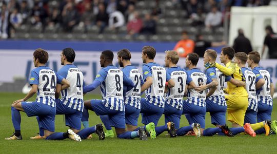 Knielende Hertha-spelers volgen atleten in VS