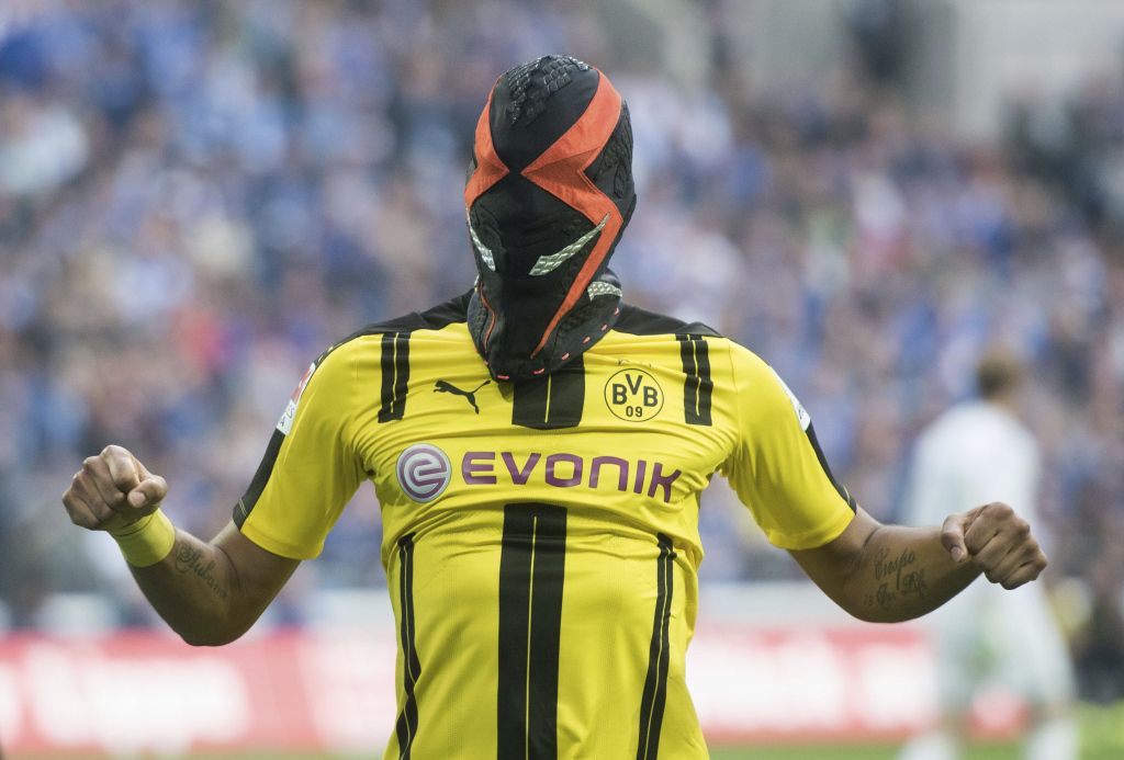 Dortmund baalt van 'Nike-masker' Aubameyang