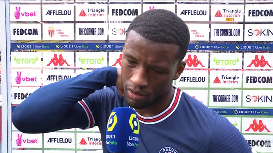 🎥 | Huh? Gini Wijnaldum verschijnt in de rust van Monaco - PSG voor de camera