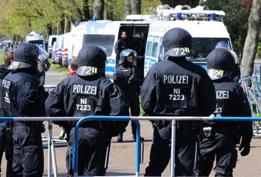 Fans Werder Bremen bekogelen spelersbus HSV met verf