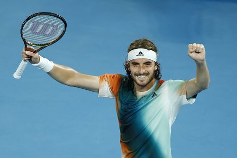 BAM! Stefanos Tsitsipas laat niets heel van Jannik Sinner en bereikt laatste 4 Australian Open