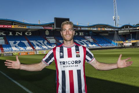 De trein met Michael de Leeuw erin stopt bij halte Koning Willem II Stadion! Spits tekent voor 2 jaar