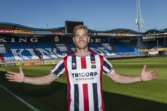 De trein met Michael de Leeuw erin stopt bij halte Koning Willem II Stadion! Spits tekent voor 2 jaar
