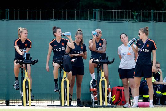 Hersteltraining voor basisspeelsters Oranje Leeuwinnen, Martens nog altijd niet fit