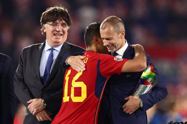 UEFA mengt zich in kusschandaal: 'Gedrag Spaanse voorzitter is ongepast'