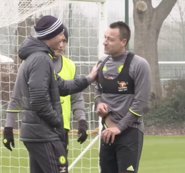 AU! David Luiz slaat onfortuinlijke John Terry op zijn noten (video)