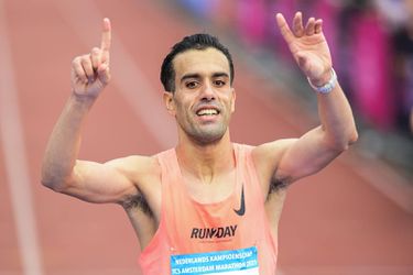 Khalid Choukoud in Amsterdam met recordtijd naar Nederlandse marathontitel