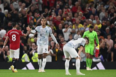 Kritiek op Virgil van Dijk na niet ingrijpen bij openingsgoal United