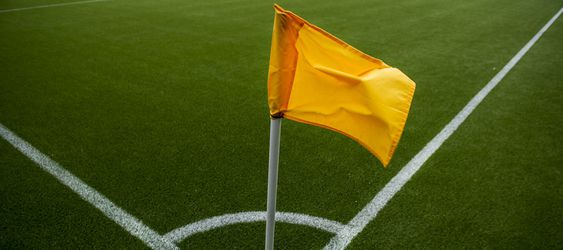 Amateurkeeper holt achter wegwaaiende cornervlag aan: 'Ze zeiden dat ik een sukkel was'