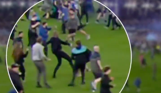 🎥 | Patrick Vieira geeft provocerende Everton-fan een rotschop bij pitch invasion